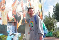 de que marca es y cuanto cuesta el llamativo buzo con el que leo messi llego al pais