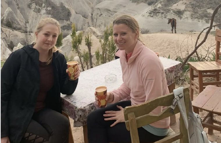 Las mujeres descubrieron que salían con el mismo hombre y terminaron viajando juntas