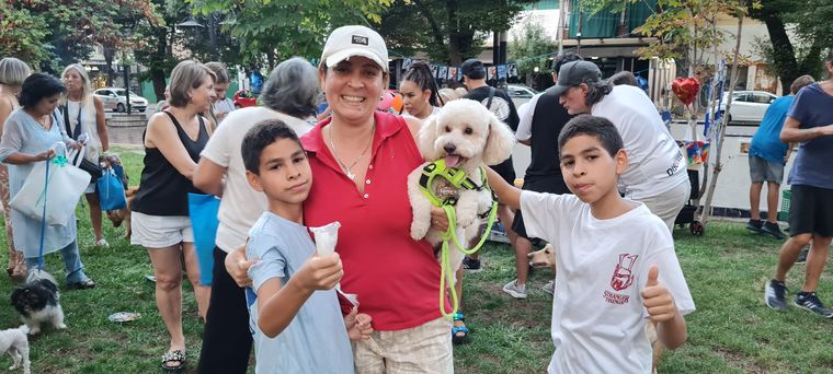 Jessica con su perro Samir, Diego y Matías. Jessica con su perro Samir, Diego y Matías.
