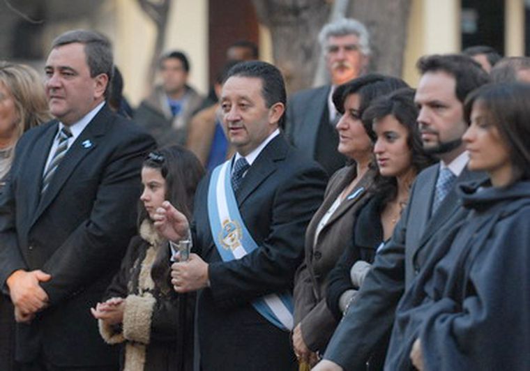 El gobernador antes de izar la bandera en la plaza de Las Heras. Foto: Marcelo Ruiz/ MDZ