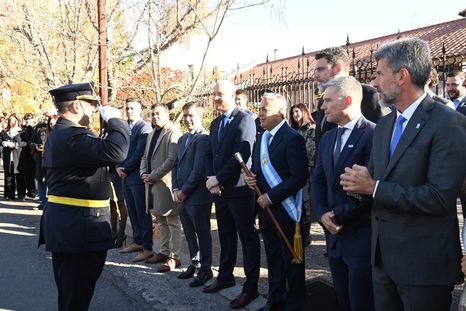 La banda de la Policía junto a Cornejo. Foto: Gobierno de Mendoza