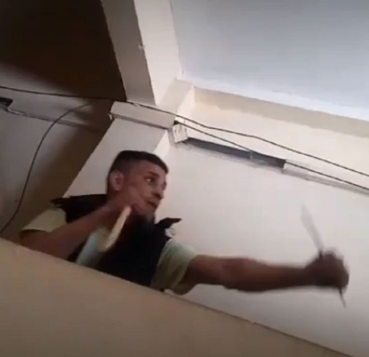 La Policía redujo con pistolas Taser a un hombre que amenazaba con quitarse la vida Foto: Captura de video