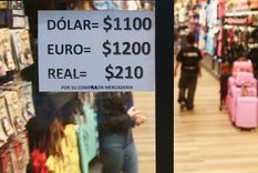 La afluencia de turistas extranjeros hace que los comercios acepten el pago en divisas, incluso con un incentivo extra en la cotización. Foto: NA