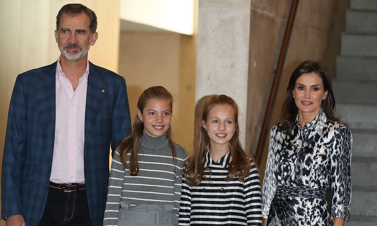 El Rey Felipe IV, la Reina Letizia y las Infantas; Leonor y Sofía.