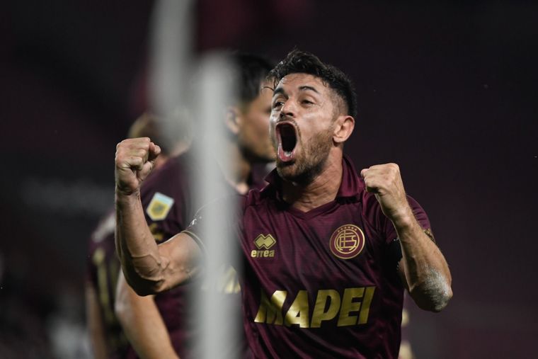 El delantero convirtió el primero en el triunfo ante Tigre. Foto: Lanús