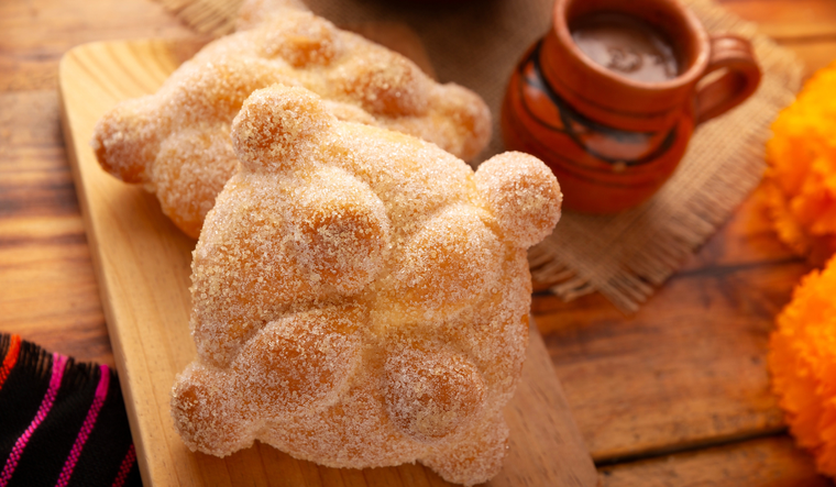 Esta receta de pan de muerto tiene su origen en la época prehispánica, cuando se elaboraban panes rituales hechos con amaranto y miel como ofrenda a los dioses. Esta receta de pan de muerto tiene su origen en la época prehispánica, cuando se elaboraban panes rituales hechos con amaranto y miel como ofrenda a los dioses.