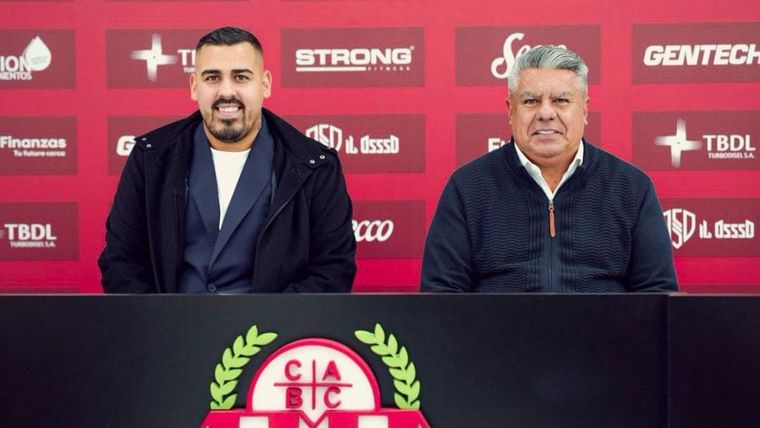 Matías Tapia, presidente de Barracas, junto al Chiqui, su padre, reinauguraron el estadio del Guapo.