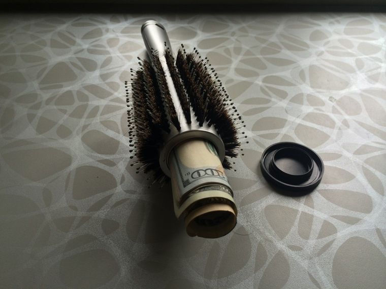 Muy original este cepillo para guardar dinero. Foto: Web
