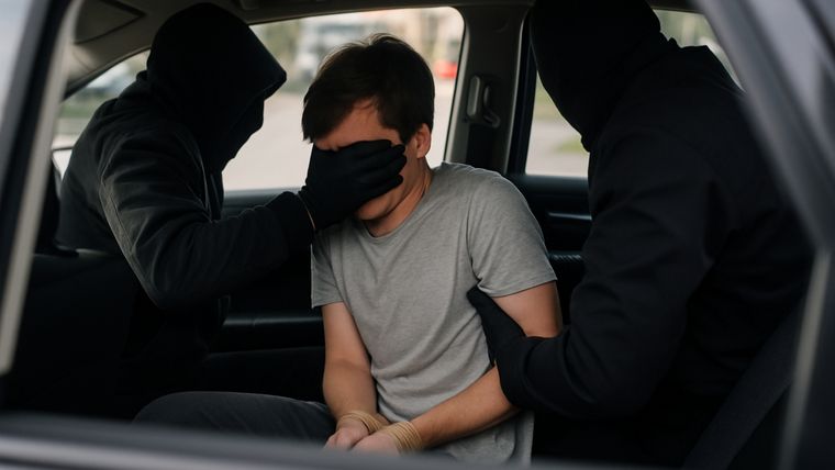 Dos sujetos interceptaron a la víctima en plena vía pública (imagen generada con IA). Foto: Chat GPT.