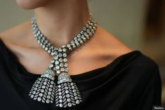 La pieza contiene alrededor de 500 diamantes y fue vendida en Suiza.