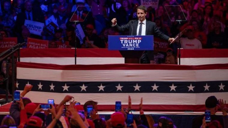 El comediante Tony Hinchcliffe en el mitin a favor del expresidente Donald Trump. Foto: Getty Images