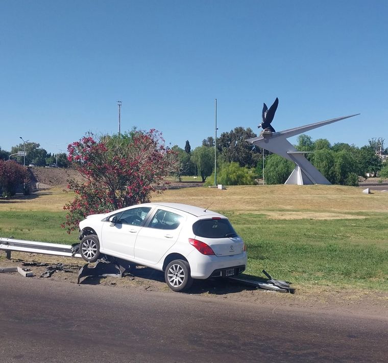 Un conductor ebrio terminó con su auto subido al guardarrail en la Rotonda del Cóndor Foto: Ministerio de Seguridad de Mendoza