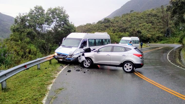 Así quedó la trafic en la que viajaban tras el choque.