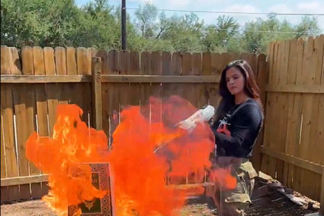 La candidata Valentina Gómez Noriega quemó un Corán con un lanzallamas. La candidata Valentina Gómez Noriega quemó un Corán con un lanzallamas.