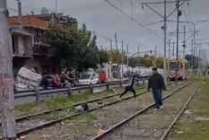 Vecinos y carreros atacaron con piedras a la Policía de la Ciudad en Villa Soldati Foto: Captura de video