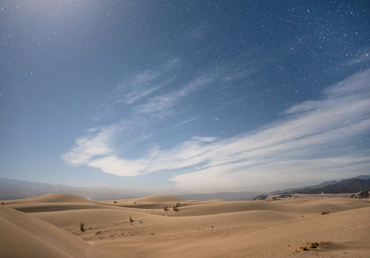 El paisaje de las dunas de Catamarca también sorprende de noche, cuando el cielo despejado completa una postal de desierto.