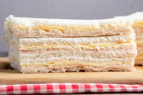 Clásico de Nochebuena: receta de sándwiches de miga de jamón y queso. Clásico de Nochebuena: receta de sándwiches de miga de jamón y queso.