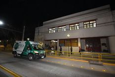 La escuela Guillermo Cano en horas de la noche de este jueves, donde 24 chicos resultaron intoxicados por una fuga. Foto: Maximiliano Ríos / MDZ