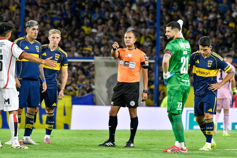 Darío Herrera fue el árbitro de Boca-Newell's en la Bombonera. Darío Herrera fue el árbitro de Boca-Newell's en la Bombonera.