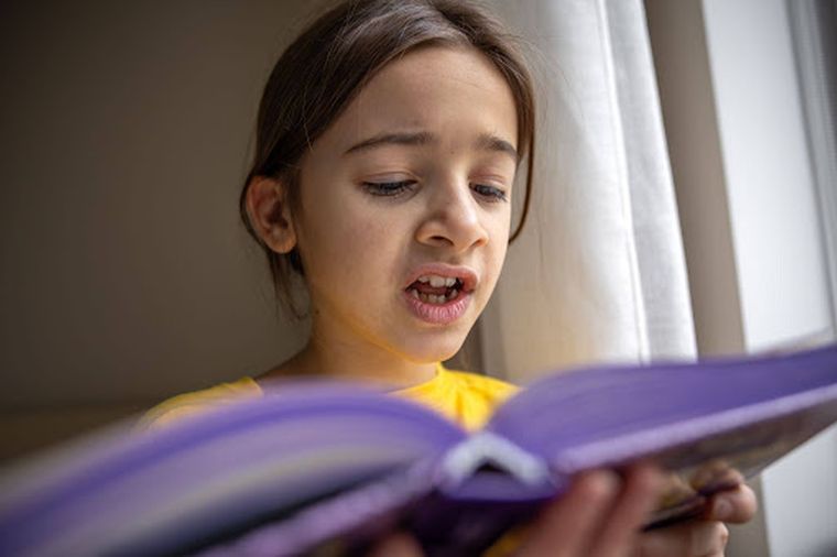La dislexia es un trastorno específico del aprendizaje que se caracteriza por la dificultad en el reconocimiento de las letras o de su orden. La dislexia es un trastorno específico del aprendizaje que se caracteriza por la dificultad en el reconocimiento de las letras o de su orden.