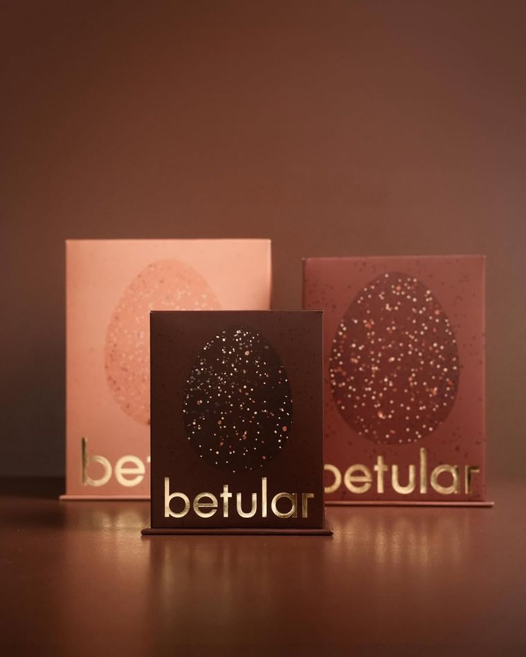 Detalles de lujo: los huevos pequeños de 250 gramos incluyen almendras bañadas en chocolate. Detalles de lujo: los huevos pequeños de 250 gramos incluyen almendras bañadas en chocolate.