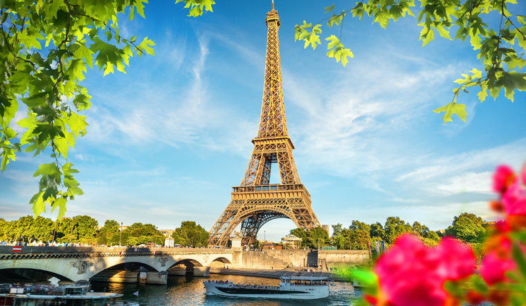 La Torre Eiffel, en pleno corazón de París, es un emblemático monumento que puede verse desde lejos y es fácilmente reconocible. La Torre Eiffel, en pleno corazón de París, es un emblemático monumento que puede verse desde lejos y es fácilmente reconocible.