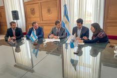 junto a un intendente del pj, rodolfo suarez firmo una millonaria obra con nacion