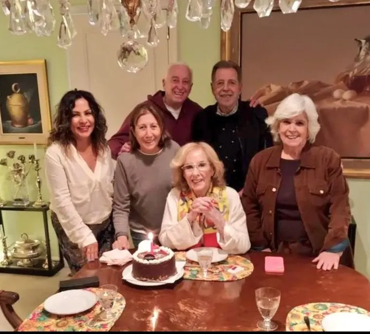 La periodista Débora D'Amato fue la encargada de difundir la foto de Mirtha Legrand. La periodista Débora D'Amato fue la encargada de difundir la foto de Mirtha Legrand.