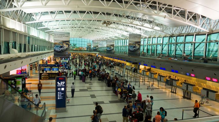 Tras la pandemia se observa una creciente demanda del turismo internacional, tanto emisivo como receptivo, lo que lleva a las aerolíneas a incrementar su oferta de vuelos. Foto: shutterstock.com