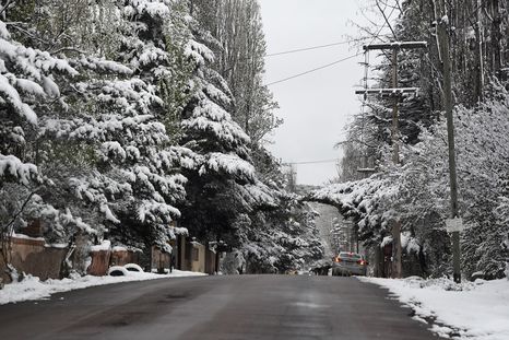 En invierno, este pueblo se viste de blanco y se convierte en un refugio de montaña que atrae a quienes buscan nieve, relax y aventura.