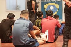 La estrategia Bukele a la mendocina. Detenidos por averiguación de antecedentes, aburridos y de piernas cruzadas. Foto: Prensa Gobierno