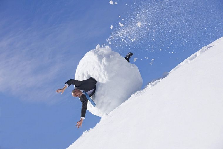 La bola de nieve es una excelente metáfora que refiere a cómo os problemas mínimos pueden ser arrastrados y, en eso, ir acrecentándose Foto: Pixabay