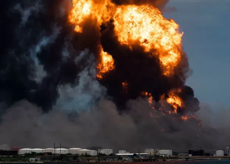 Foto: EPA. Se han reportado varias explosiones en Matanzas desde el viernes.
