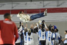 Los futbolistas levantan a Ángel Di María en su despedida de la Selección en 2024. ¿Vuelve para jugar el Mundial?.&nbsp;