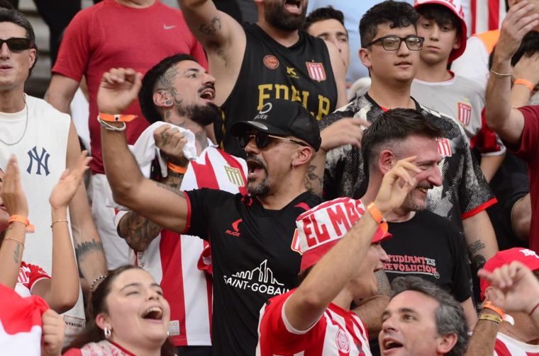Verón, alentando entre sus hinchas. Verón, alentando entre sus hinchas.
