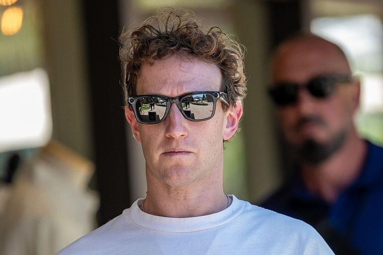 Mark Zuckerberg defiende que cada empresa asuma la seguridad de sus sistemas de IA y se distancia de los llamados a ralentizar su desarrollo de forma coordinada.