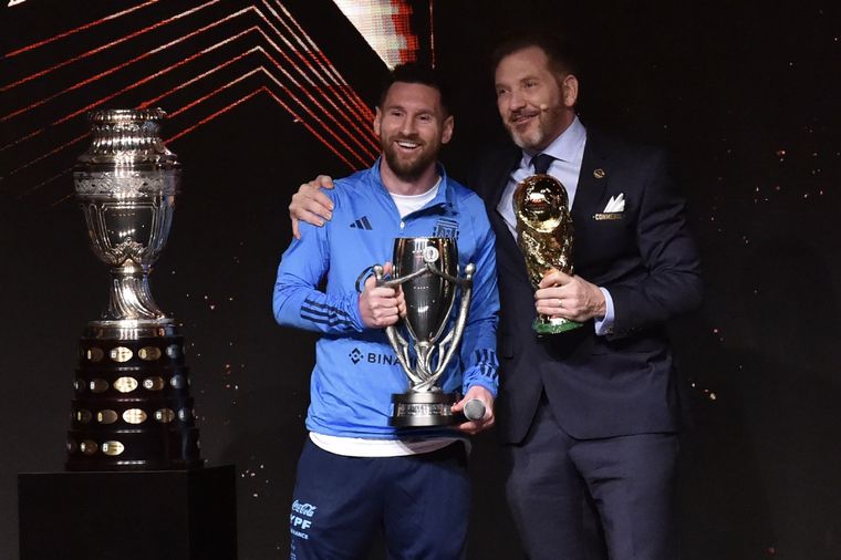 Messi y un cómico momento con Alejandro Domínguez, presidente de Conmebol: Te falta ganar la Libertadores Foto: Conmebol