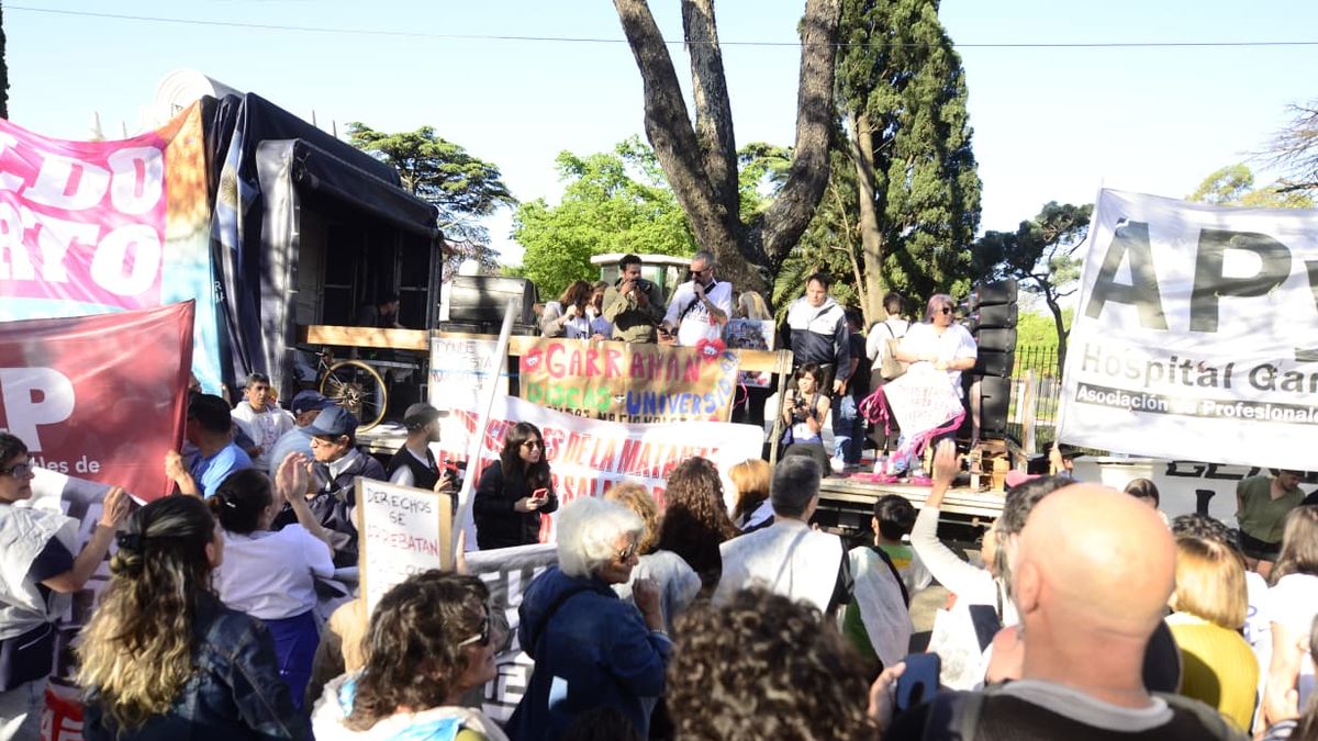 Trabajadores del Hospital Garrahan marcharon en caravana a la Quinta de Olivos y le reclamaron a Milei la Ley de Emergencia