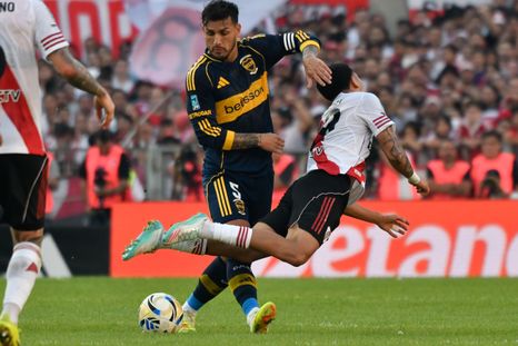 Paredes disputa la pelota con Driussi, que se fue lesionado en el PT del Superclásico. Paredes disputa la pelota con Driussi, que se fue lesionado en el PT del Superclásico.