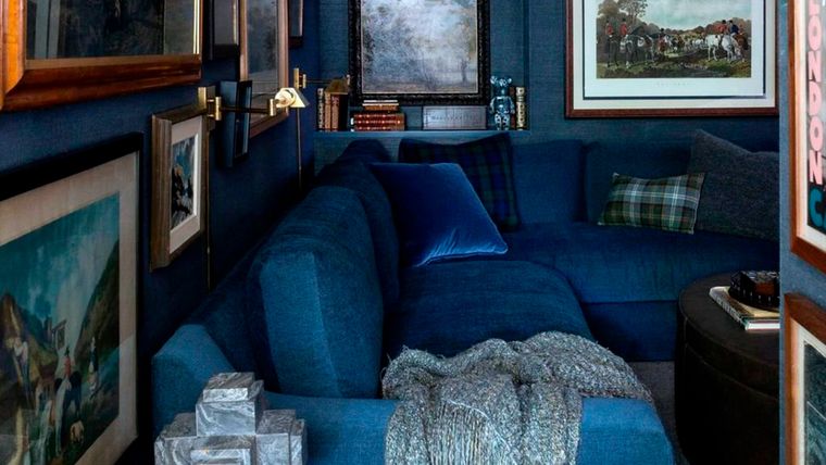 En este caso el azul oscuro aporta tranquilidad y profundidas a este rincón del hogar. Créditos: Jenn Feldman