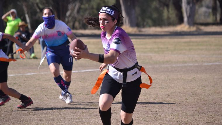 Las chicas se animan a esta nueva disciplina Foto: MFA Mendoza Football Americano