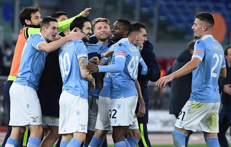 Luis Alberto celebra con Escalante y el resto de sus compañeros el tercer gol de la Lazio. Foto: EFE