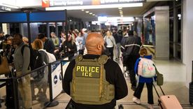 Organizaciones proinmigrantes y abogados de inmigración señalan un aumento de detenciones en aeropuertos, incluidos casos de personas con visas vencidas pero con procesos migratorios abiertos.