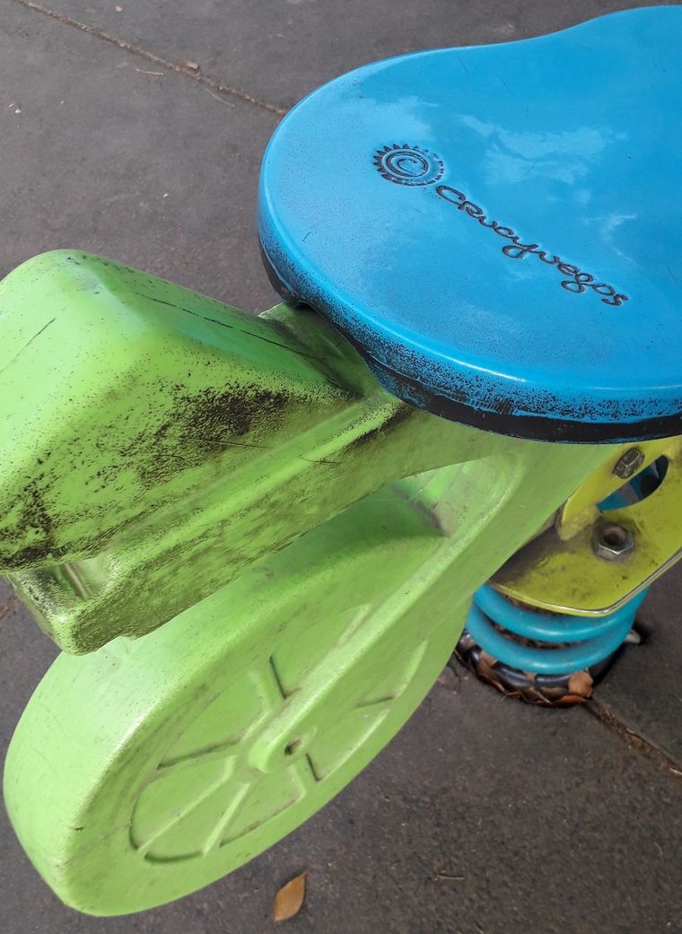 Los juegos de la Plaza Independencia están muy sucios y pueden ser peligrosos para los niños