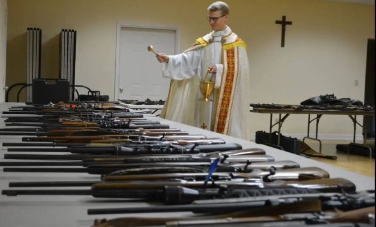 Las religiones bendicen armas y ejércitos del mundo. Foto susurroyresurrección Las religiones bendicen armas y ejércitos del mundo. Foto susurroyresurrección