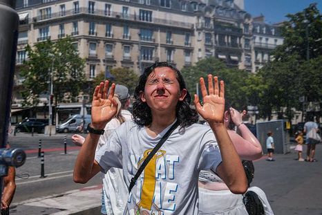 Un joven se refresca en París. Un joven se refresca en París.