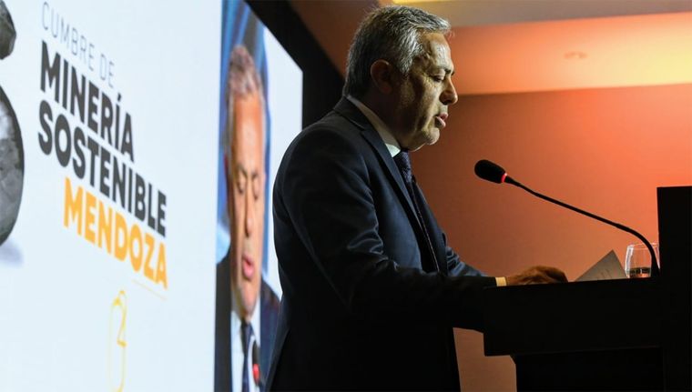 Alfredo Cornejo en su discurso en el evento minero Foto: Alf Ponce Mercado/MDZ