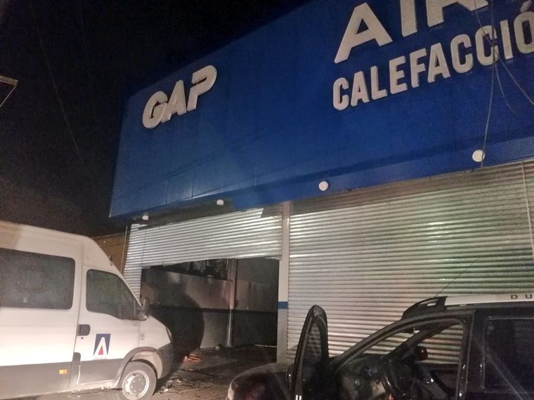 Este miércoles por la mañana el fuego ya había sido extinguido, pero seguían trabajando en el lugar