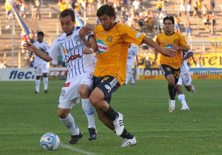 Gran triunfo ayer del Tomba ante el Canalla. Foto: Nacho Gaffuri / MDZ