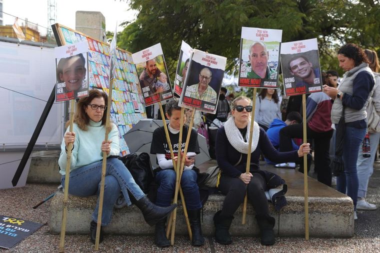 Los familiares de los rehenes se manifestaron en Tel Aviv Foto: EFE